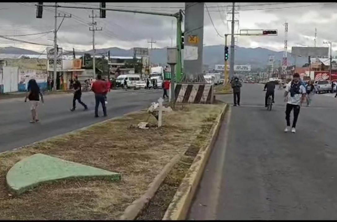 Vecinos de Tulancingo, realizan bloqueo en la carretera México-Tuxpan
