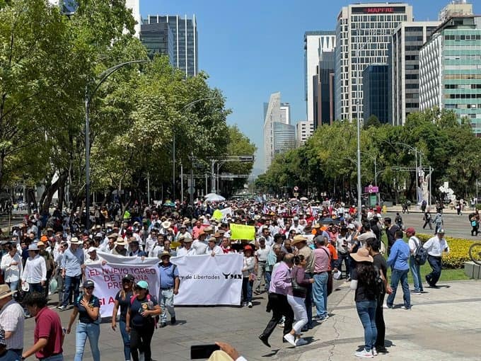 Marcha en CDMX en pro de pelea de gallos y tauromaquia