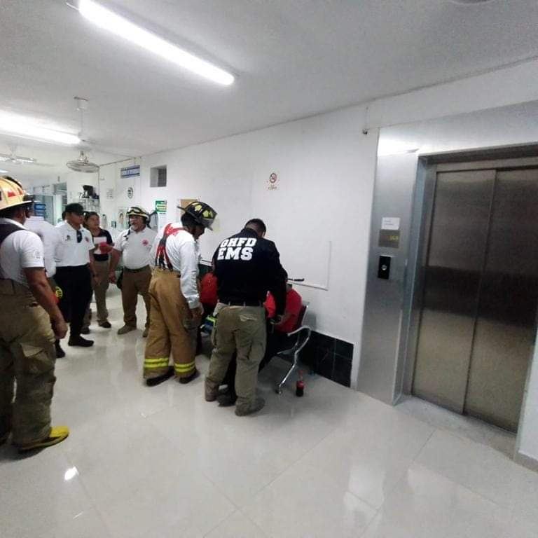 Incidente en Chetumal: Quedan atrapados  en elevador