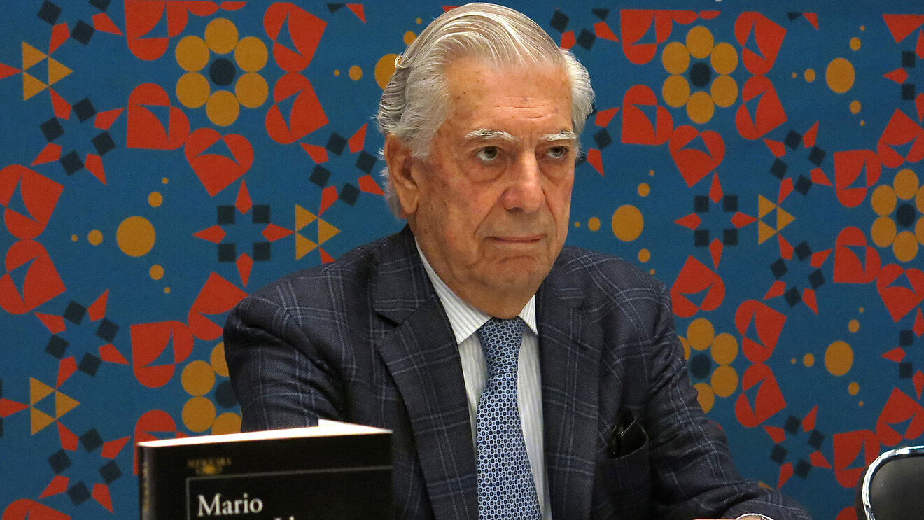 Vargas Llosa en estado crítico tras contraer COVID-19