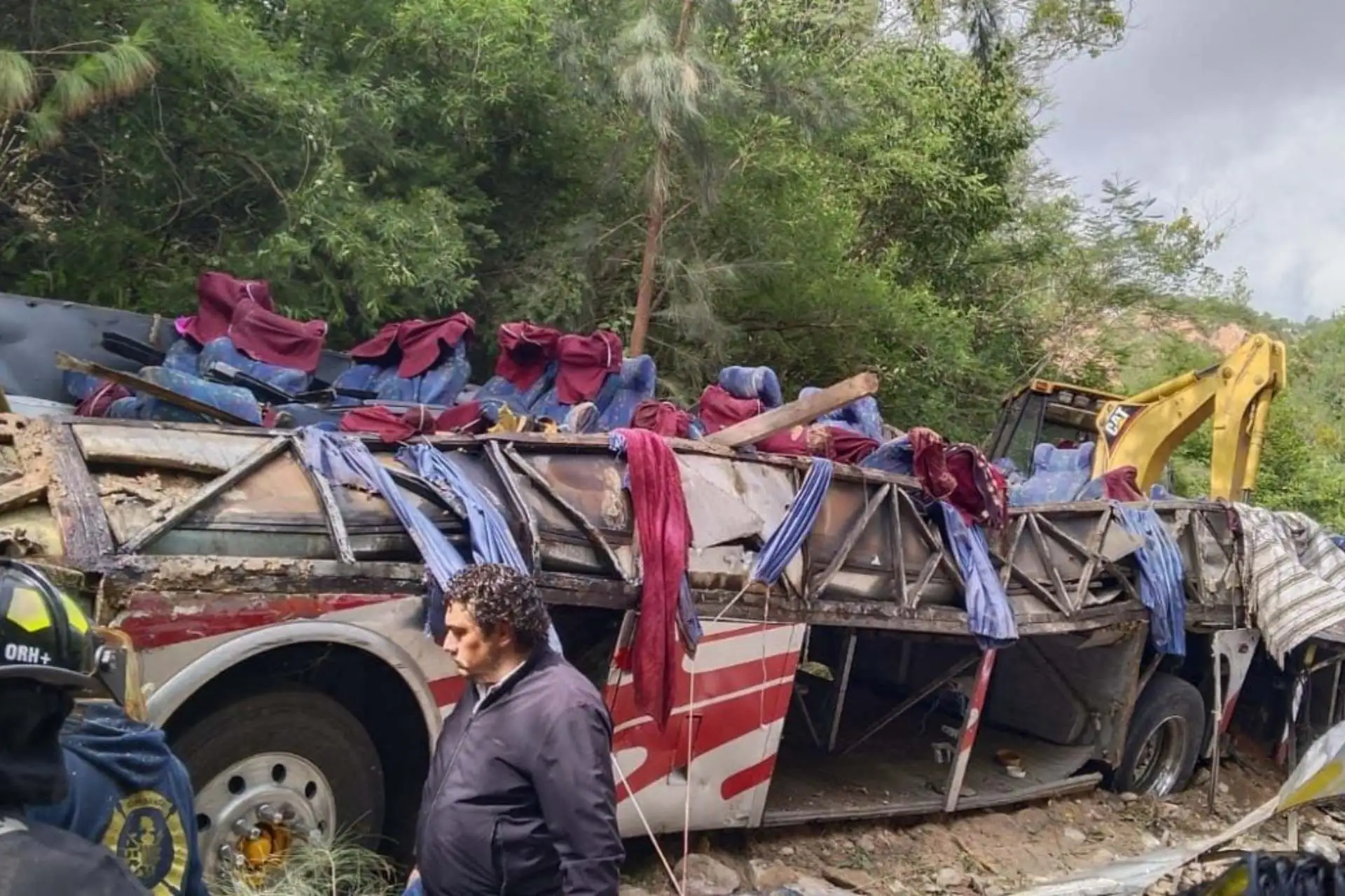 Autobús cae a barranco en Oaxaca, al menos 20 muertos