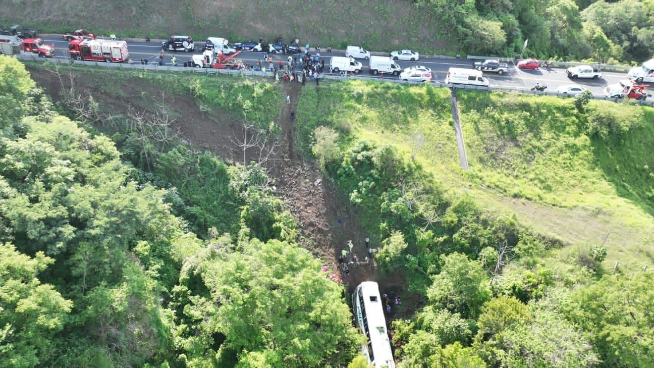 Tragedia en Tepic: 15 muertos en accidente de autobús