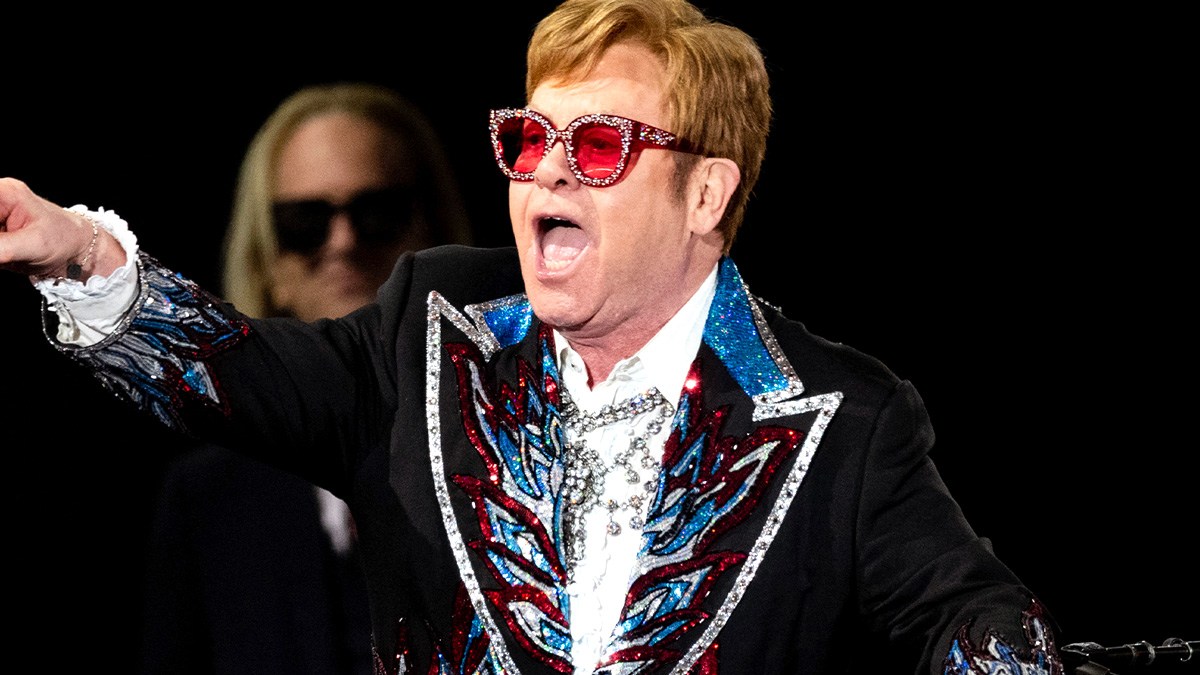 Hospitalizan a Elton John tras caída en Francia