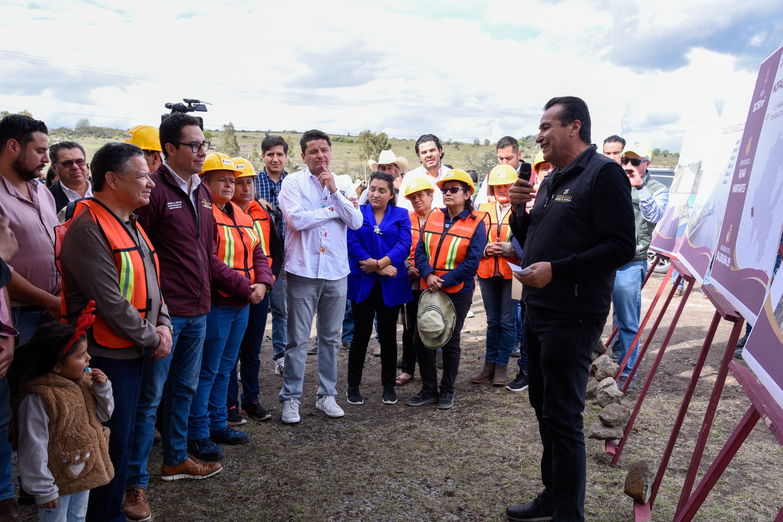 Menchaca refuerza compromisos en Tepetitlán y Nopala de Villagrán