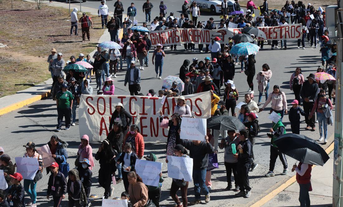 Manifestantes del Movimiento Antorchista Hidalguense Exigen Regularización de Personal Docente