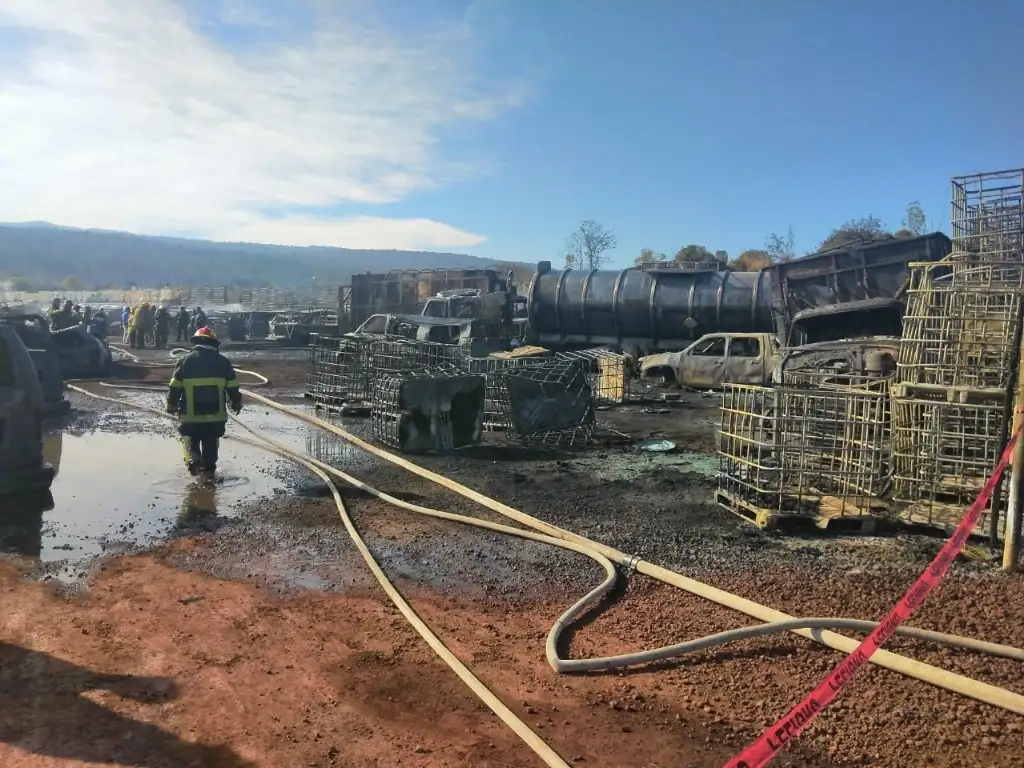 Incendio en Corralón de Autos en Santiago Tulantepec