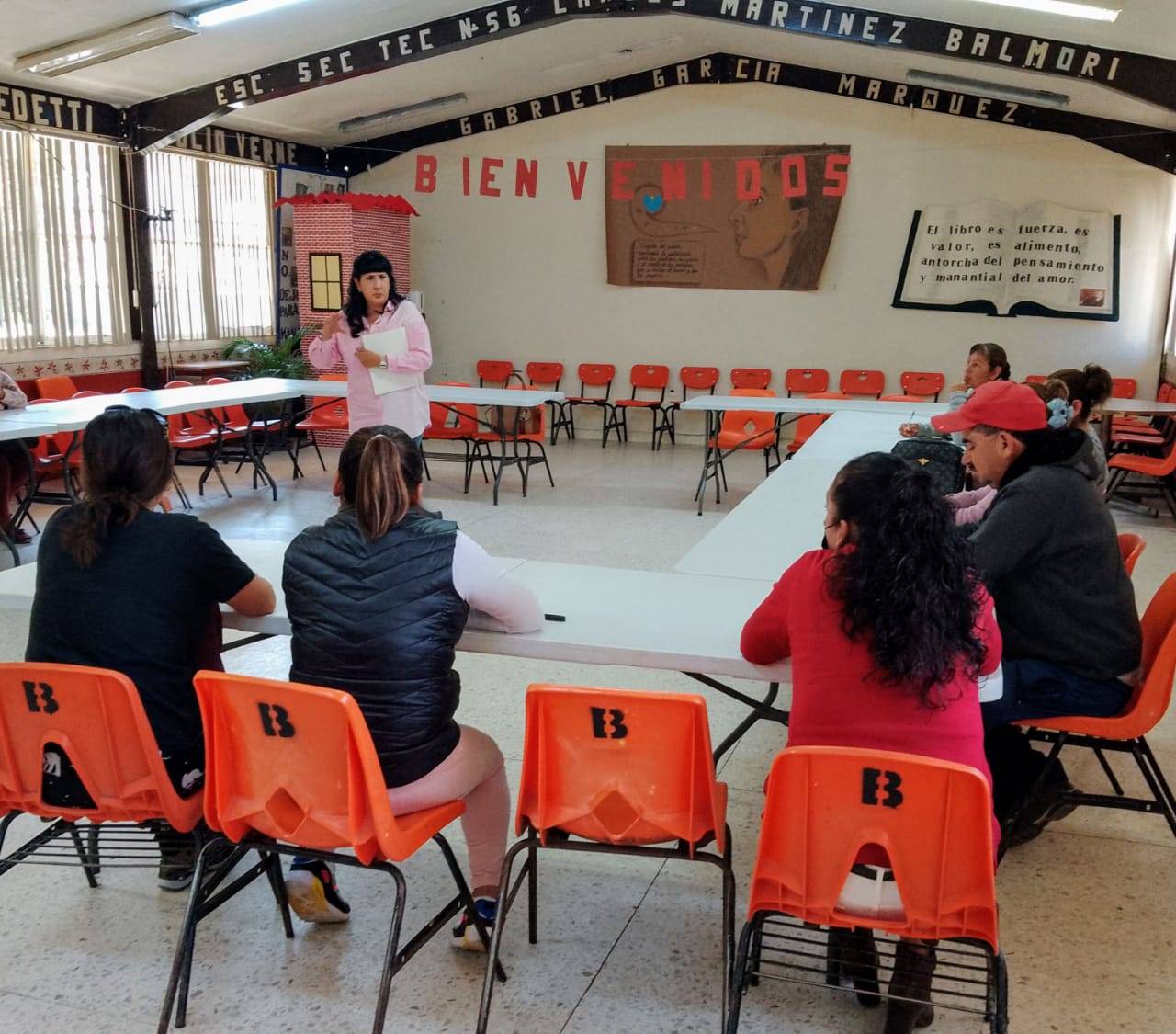 Personal del Programa Binacional de Educación Migrante orienta a padres de familia en Tulancingo