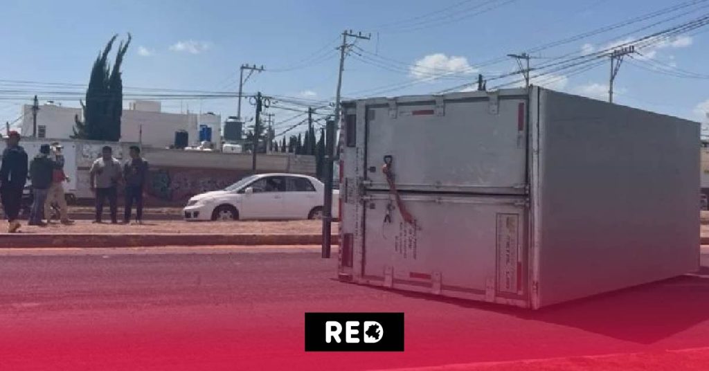Volcón de camión repartidor interrumpe tráfico en Pachuca