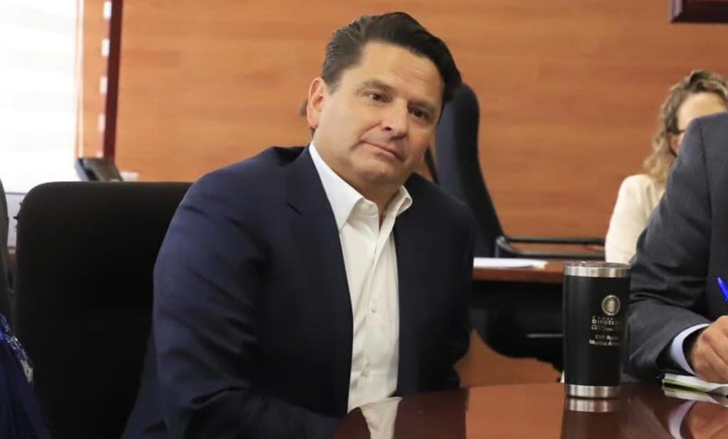 Luego de no tener éxito en buscar un lugar en el senado, Ochoa busca reincorporarse a su cargo