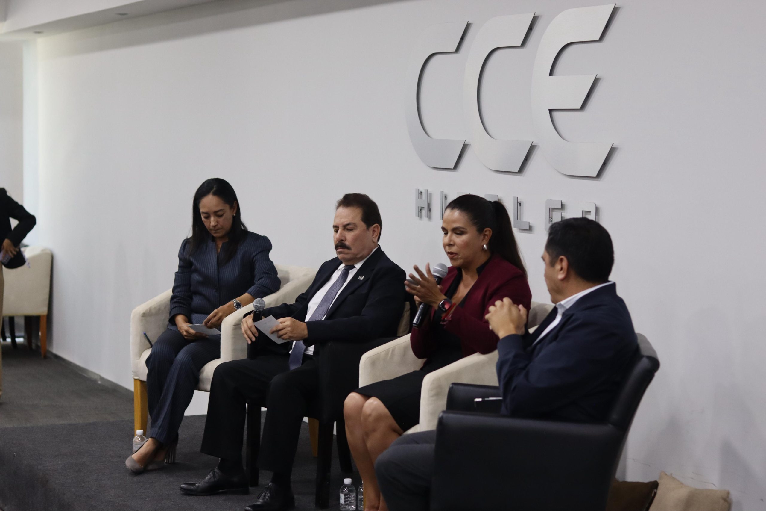 Candidatos de diversos partidos presentan propuestas en foro del CCE