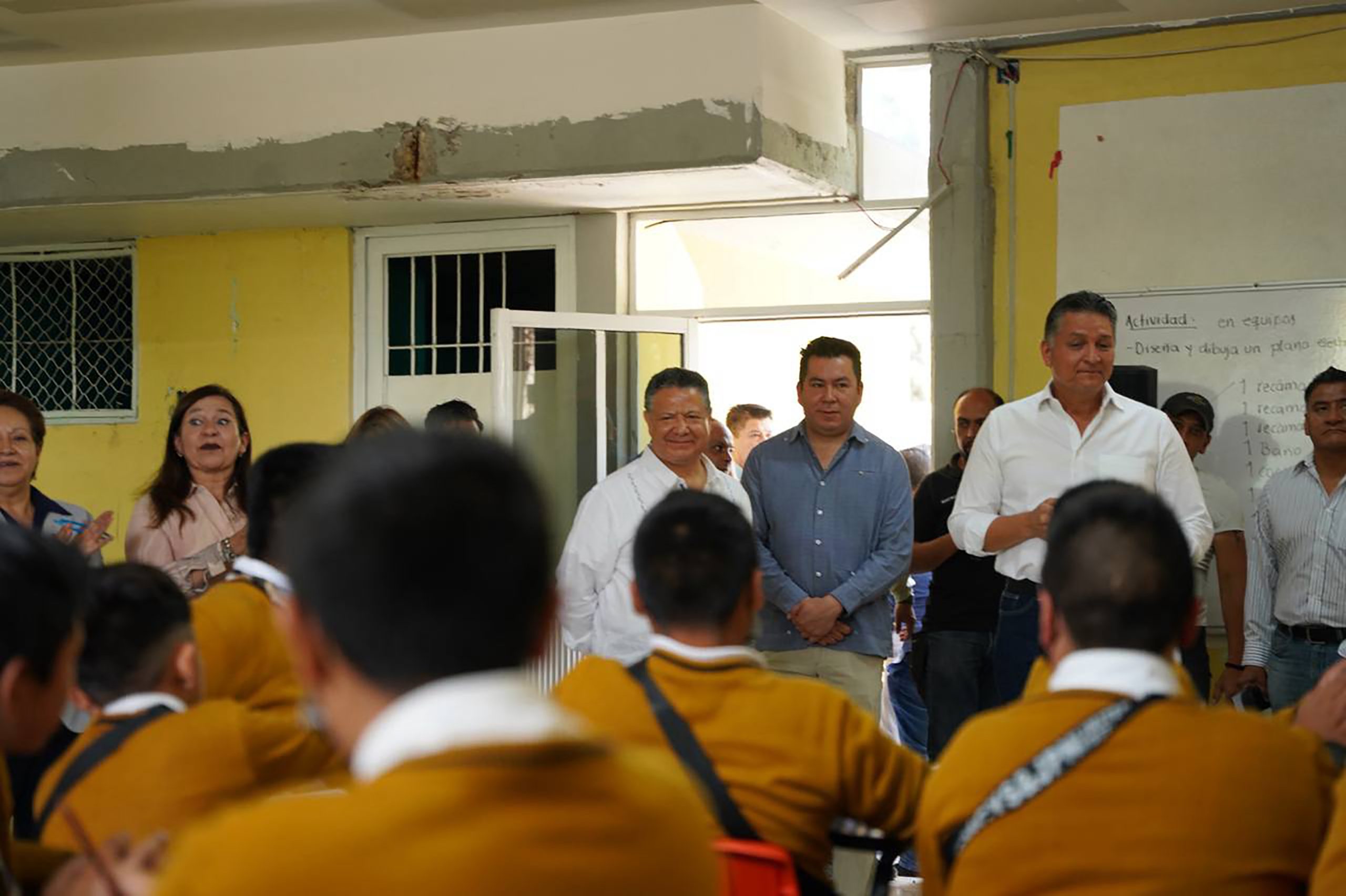 Menchaca inspeccionó obras en escuelas de Atitalaquia y Tepeji del Río