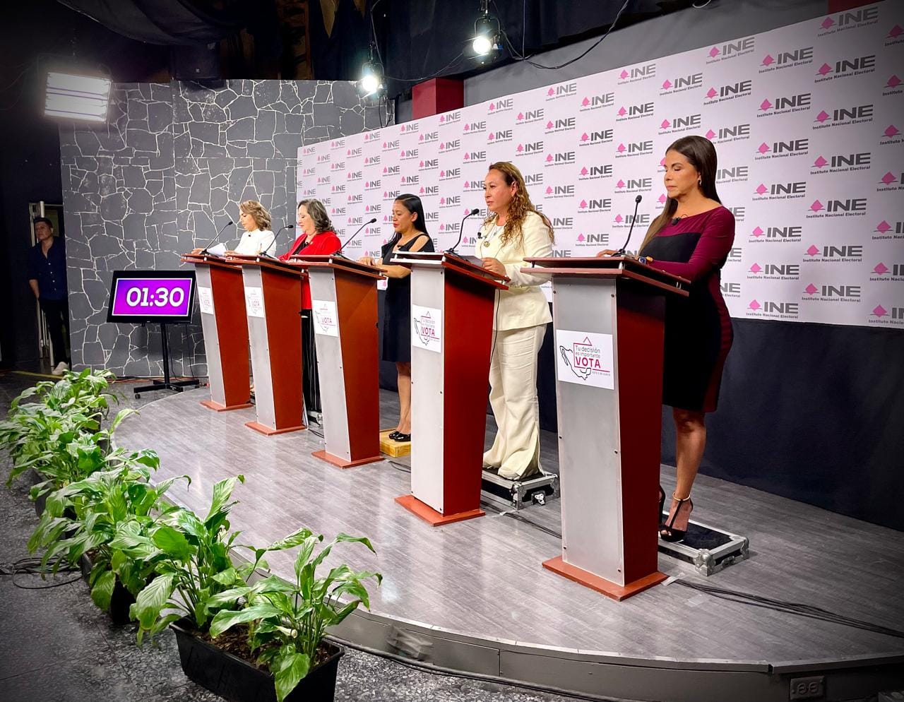 Alma Lidia de la Vega, firme en el debate por la Diputación Federal en Tulancingo