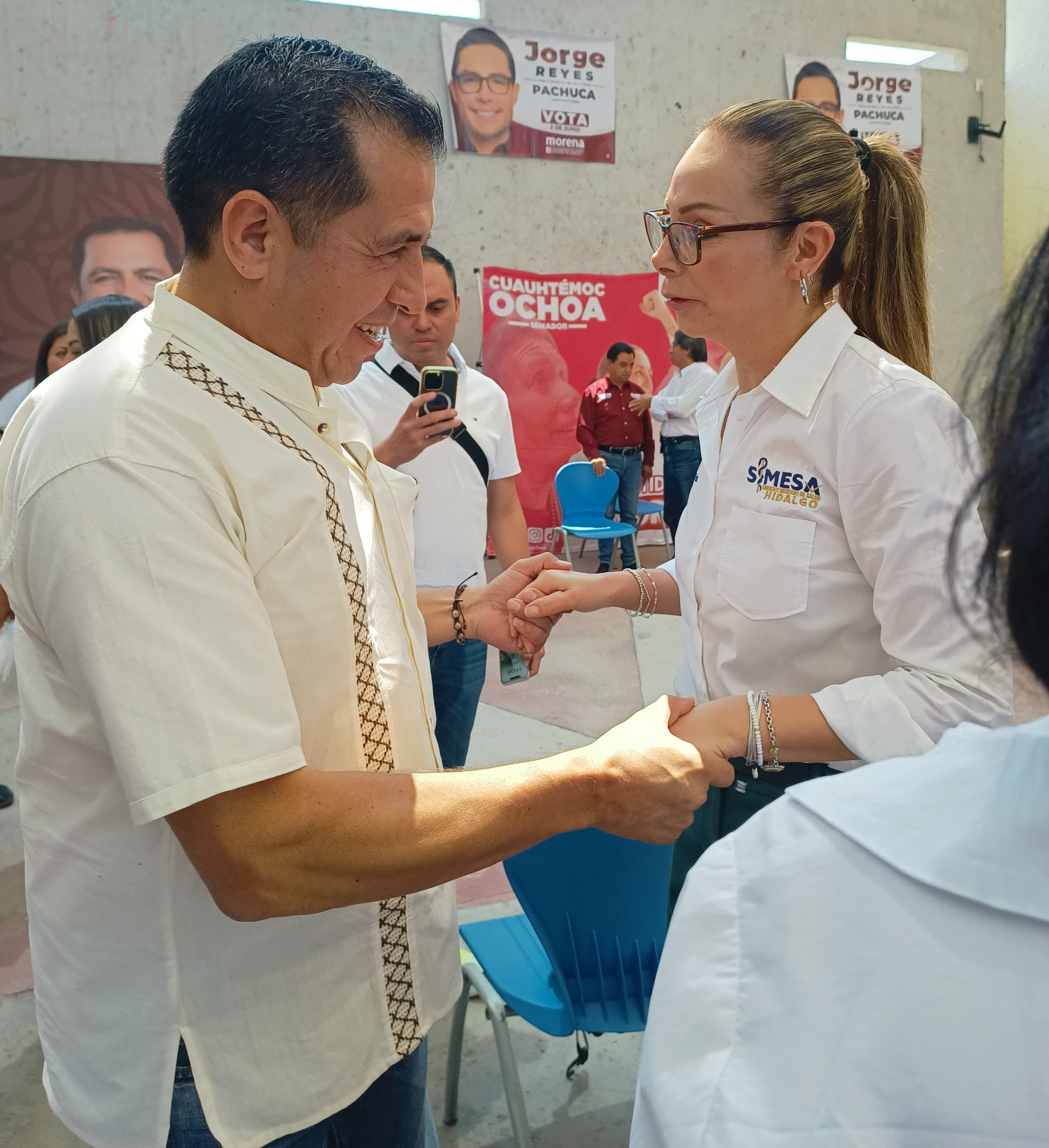 Ricardo Crespo reconoce el valor del personal de salud durante un encuentro en Hidalgo