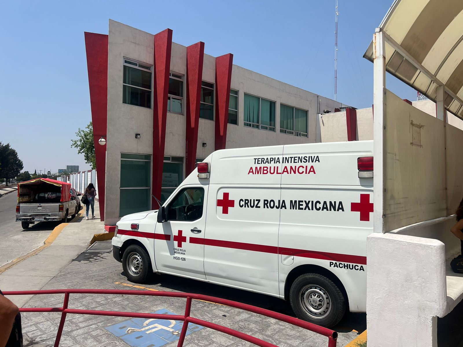 Camioneta baleada llega a la Cruz Roja con varios heridos