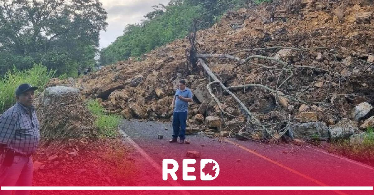 Derrumbe en carretera estatal incomunica a Pisaflores