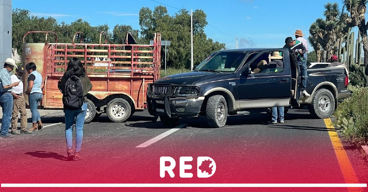 Ejidatarios bloquean autopista Pachuca-Actopan en protesta contra obra de Pemex