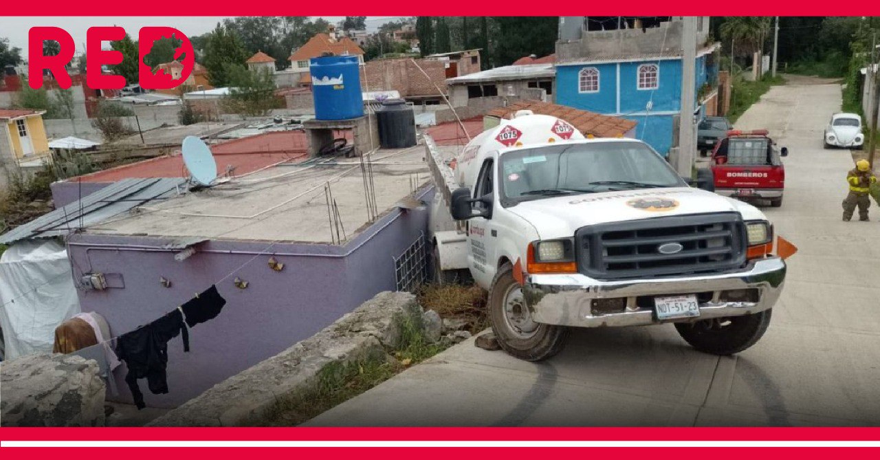 Pipa de gas se impacta contra vivienda en Santiago Tulantepec