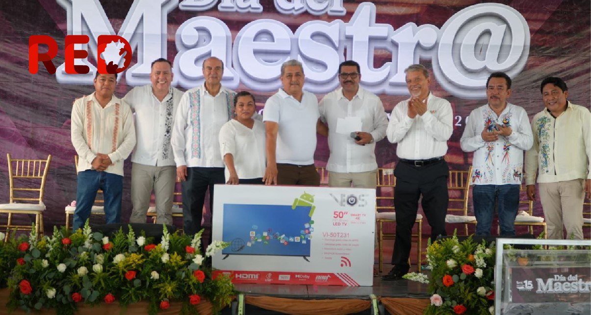 Naty Castrejón, en Atlapexco, reconoció la labor de las y los maestros hidalguenses