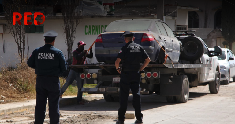 Jorge Reyes retira vehículos abandonados en Pachuca